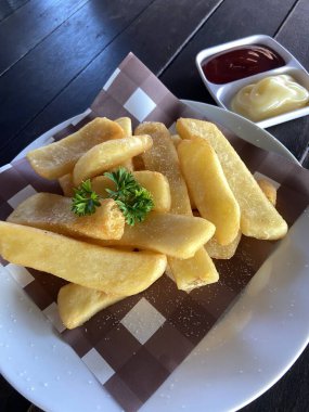 Soslu kızarmış patates ve sebze.