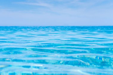 Mavi gökyüzü arka planlı güzel tropikal deniz.