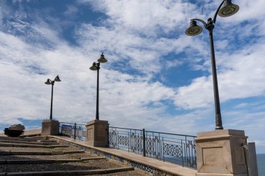 Denizdeki eski köprü.