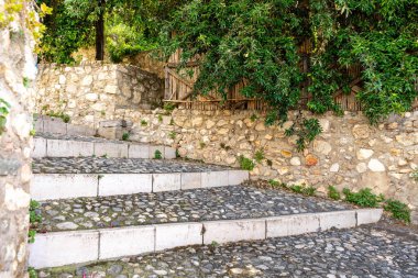 Köydeki eski evde merdiven var. 