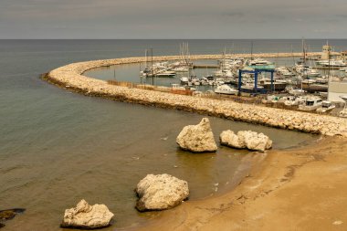 Birçok tekneyle kenetlenmiş port