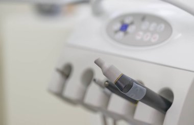 Klinik bir ortamda dizaynını ve işlevselliğini gösteren bir tedavi ünitesinde diş aletinin yakın plan görüntüsü.