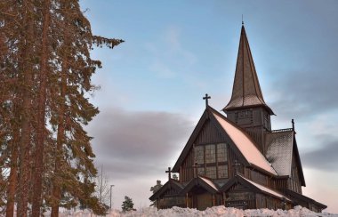 Marinefernmeldeschule 'un Flensburg' daki bir limanın doğu kıyısındaki ağaçlarla çevrili bir tepede bulunan Strategische Aufklrung için manzarası. Gökyüzü bulutlu..