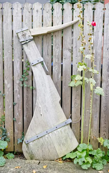 Marinefernmeldeschule 'un Flensburg' daki bir limanın doğu kıyısındaki ağaçlarla çevrili bir tepede bulunan Strategische Aufklrung için manzarası. Gökyüzü bulutlu..