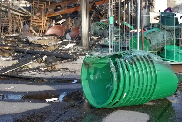 Marinefernmeldeschule 'un Flensburg' daki bir limanın doğu kıyısındaki ağaçlarla çevrili bir tepede bulunan Strategische Aufklrung için manzarası. Gökyüzü bulutlu..