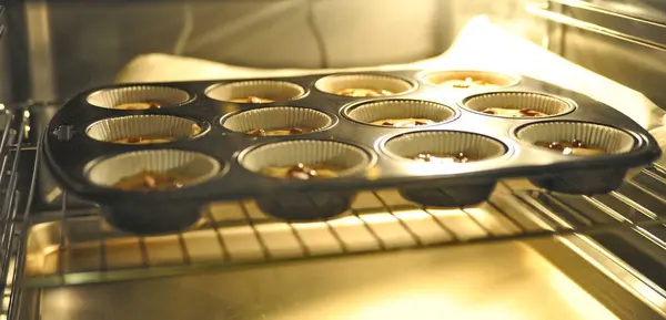 Marinefernmeldeschule 'un Flensburg' daki bir limanın doğu kıyısındaki ağaçlarla çevrili bir tepede bulunan Strategische Aufklrung için manzarası. Gökyüzü bulutlu..