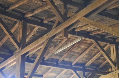 Marinefernmeldeschule 'un Flensburg' daki bir limanın doğu kıyısındaki ağaçlarla çevrili bir tepede bulunan Strategische Aufklrung için manzarası. Gökyüzü bulutlu..