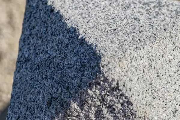 Kalıplaşmış kaya yüzeyine yakın çekim, sert ve tanecikli görünümünü sergiliyor..