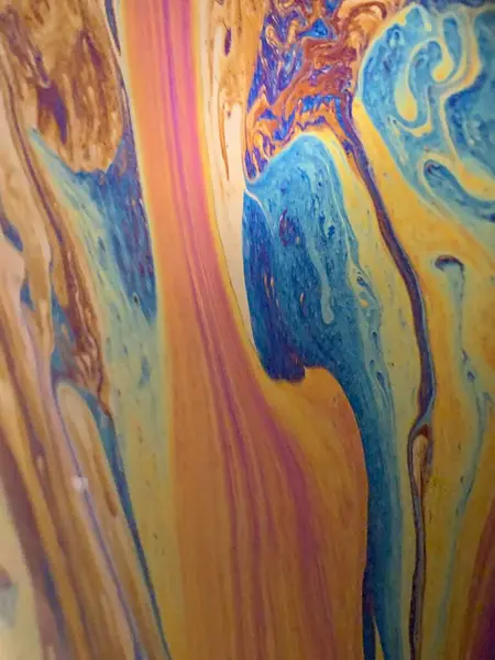 Mavi, turuncu ve sarı tonlarda parlak girdaplı soyut bir görüntü, akan bir tabloyu ya da sabun köpüğü suyunun oluşturduğu bir misket efektini anımsatıyor.