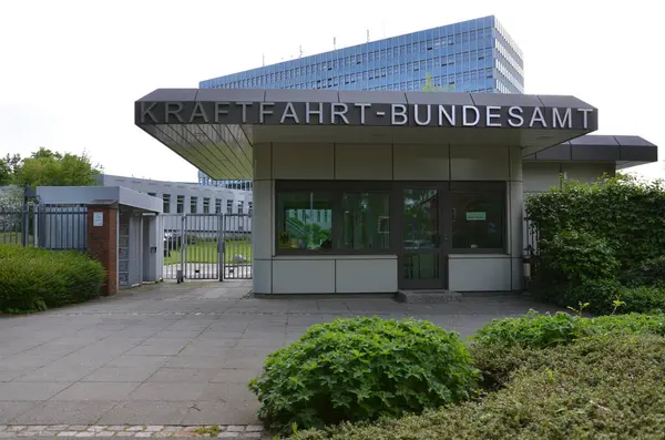 Flensburg Almanya 'sında bir hükümet binası olan Kraftfahrt Bundesamt' ın girişi, ayrıca modern mimari ve otomobil sorunları için çevrede yeşillik ve sürücülere ceza