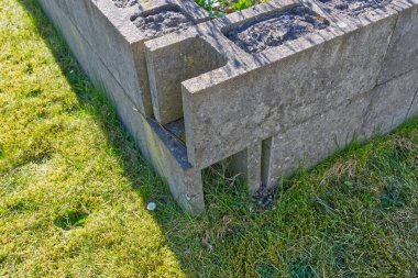 Bodrum katı bloklarından (H bloklarından) yapılmış yanlış duvar, son bloklar eksik ve takviye kuvvetler tamamen kayıp olduğu için yanlış olarak köşeye monte edilmiş.