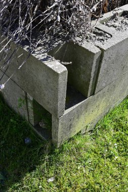 Bodrum katı bloklarından (H bloklarından) yapılmış yanlış duvar, son bloklar eksik ve takviye kuvvetler tamamen kayıp olduğu için yanlış olarak köşeye monte edilmiş.