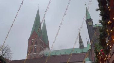 Aralık 2024 'te Luebeck Noel pazarından alınan izlenimlere göre ışıklandırma, dekorasyon ve hazırlanmış bir Noel beşiği