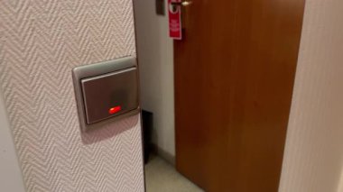 Kırmızı LED lambalı bronz bir ışık düğmesi kapatılır