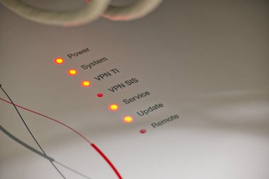 Alman sağlık altyapı şirketi Gematik 'in VPN bağlantı paneli. Durum gücü, sistem, VPN TI, VPN SIS, hizmet, güncelleme ve uzaktan kumandayı gösteren LED' ler..