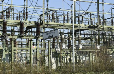 Bir elektrik santrali ve üzerinde 