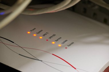 Alman sağlık altyapısı tele matik şirketi Gematik 'in VPN Konnector konnektör paneli. Durum gücü, sistem, VPN TI, VPN SIS, hizmet, güncelleme ve uzaktan kumanda.