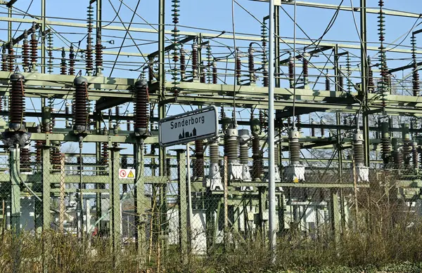 Bir elektrik santrali ve üzerinde 