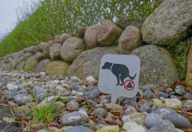 Köpek dışkısı olmaması, köpeklerin, taş duvar ve çakıl yolunun yakınına yerleştirilmiş, peyzajlı bir alana girmelerine izin verilmediğini gösteriyor..