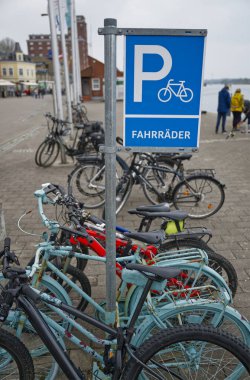 Kappeln 'de bir tuğla yola gömülü bronz bir plaket. Yakınlarda bir balık tasarımı ve altına Soeren Hansen adı kazınmış..