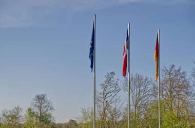 Almanya, Schleswig Holstein ve AB bayraklarıyla Krusa ve Flensburg yakınlarındaki Alman Danimarka sınırı.