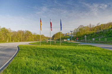 Krusa ve Flensburg yakınlarındaki Alman Danimarka sınırı, Almanya 'nın bayrakları, Schleswig Holstein ve Almanya' nın Danimarka 'nın Krusa ve Flensburg sınırlarındaki bayrakları ile daha fazla yeşillik ve Almanya' nın görüşü ile