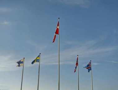 Finlandiya, İsveç, Danimarka, Norveç ve İzlanda 'nın İskandinav bayrakları ile Krusa ve Flensburg yakınlarındaki Alman-Danimarka sınırı.