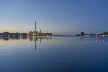 Flensburg Fjord 'daki Nordertorkai ve Galwikpark arasındaki gezintinin bitiminden sonra akşam Flensburger Stadtwerke' e yapılan Flensburg rıhtımının manzarası
