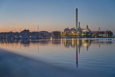 Flensburg Fjord 'dan Flensburger Stadtwerke' ye Nordertorkai ve Galwikpark arasındaki gezinti bittikten sonra Flensburg rıhtımının manzarası