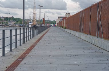Flensburg Fjord 'dan Flensburg Stadtwerke' ye Nordertorkai ve Galwikpark arasındaki gezinti tamamlandıktan sonra Flensburg rıhtımının manzarası