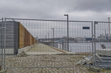 Flensburg Fjord 'daki Nordertorkai ve Galwikpark arasındaki gezinti bittikten sonra hala kordon altında olan Flensburg kıyılarının manzarası