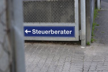 Vergi danışma bürosu için Almanca bir işaret.
