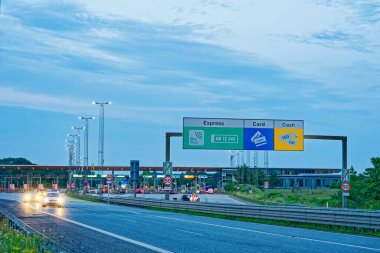 Öresund Köprüsü 'ndeki maaş engelleri. Danimarka' nın doğu yakasında, Korsor yakınlarında, alacakaranlıkta.
