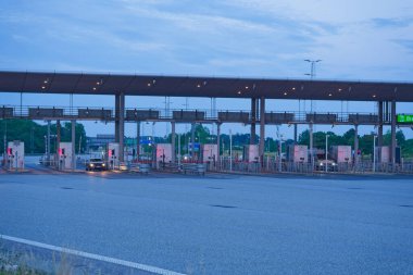 Öresund Köprüsü 'ndeki maaş bariyerleri Danimarka' nın Korsor kentinin doğu yakasındaki Büyük Kuşak 'a akşam karanlığında öncülük ediyor.