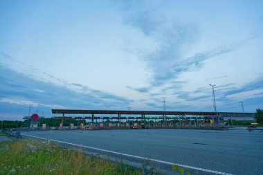 Öresund Köprüsü 'ndeki maaş bariyerleri Danimarka' nın Korsor kentinin doğu yakasındaki Büyük Kuşak 'a akşam karanlığında öncülük ediyor.
