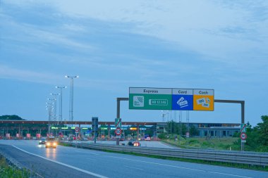 Danimarka 'da Korsor yakınlarındaki Öresund Oeresund Köprüsü' ndeki gişe bariyerleri. Alacakaranlıkta araba ve trafik ışıklarıyla Büyük Kemer 'i geçiyor.