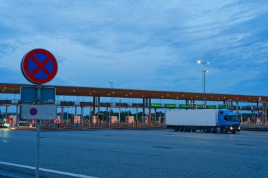 Danimarka 'da Korsor yakınlarındaki Öresund Oeresund Köprüsü' ndeki gişe bariyerleri. Alacakaranlıkta araba ve trafik ışıklarıyla Büyük Kemer 'i geçiyor.