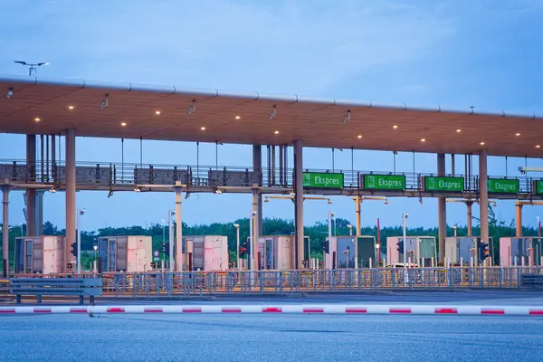 Danimarka 'nın Korsor Kursoer kentinin doğu yakasındaki Öresund Oeresund Köprüsü' ndeki gişe bariyerlerinin önünde neredeyse gece yarısı kırmızı ve beyaz bir bariyer bulunuyor.