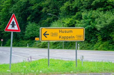 Husum ve Kappelt 'e giden yol işareti turuncu Flensburg' da B200 ve B199, Harrislee 'de çekildi.