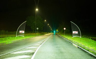 Danimarka 'nın Krusau kasabası 22 Temmuz 2025 gecesi sağanak yağış sırasında kasaba çıkışında.