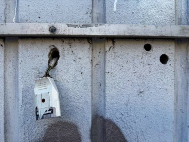 Avro prizi için bir soket açık bir delikten geçen iki gevşek kabloya bağlı, ki bu çok tehlikeli ve profesyonelliğe aykırı.