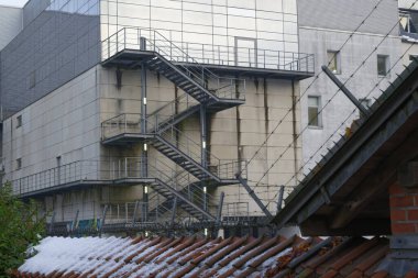 Çatı güvenlik önlemleri de dahil olmak üzere üç katmanlı dikenli tellerle çevrili son derece güçlendirilmiş bina, hapishane ya da askeri kullanım