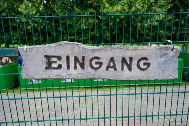 Dikey çubuklardan yapılmış küçük metal bir çit üzerinde 