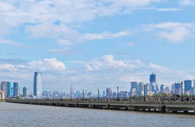 2011 'de New York' taki New York 'taki Yeni Dünya Ticaret Merkezi şantiyesinin görüntüsü Hudson Nehri' nin karşısından, ufuk çizgisinden yükselen vinçlerle çekilmiş..