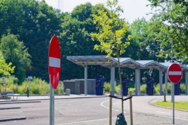 2025 yılında Danimarka 'da elektrikli arabaları şarj etmek için ağaçlar ve güneş panelleri olan bir otoparka giriş işareti yok.