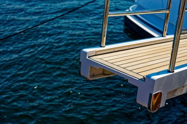 Sağlam parmaklıkları olan bir iskele Hamburg 'da demirli bir geminin yanında yüzüyor. Bağlantı hala kopuk, suyun biraz üzerinde duruyor, güvenli bir şekilde kıyıya çıkmaya hazır..