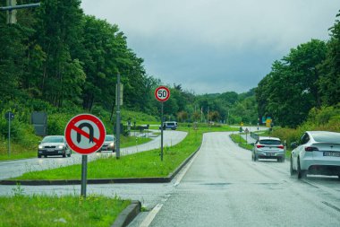 Bundespolizei 'den gelen Alman memurlar, Danimarka' dan gelen araçları trafik şeritleri, tabelaları ve kontrol tesisleriyle gün ışığında görülebilen bir sınır kapısına denetliyorlar..