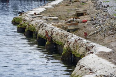 Ekim 2023 'teki fırtına dalgalanmasından sonra Flensburg' un batısındaki bir liman kenarının fotoğrafı. 2025 yılında iklim risklerini, fırtına hasarını ve kıyı korumasını resmetmek için ideal