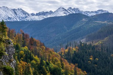 Burundan Tatra Dağları 'nın sonbahar manzarası.
