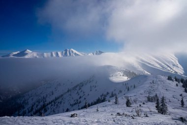Kışın batı Tatras. Grzes (Lucna) zirvesinden manzara.